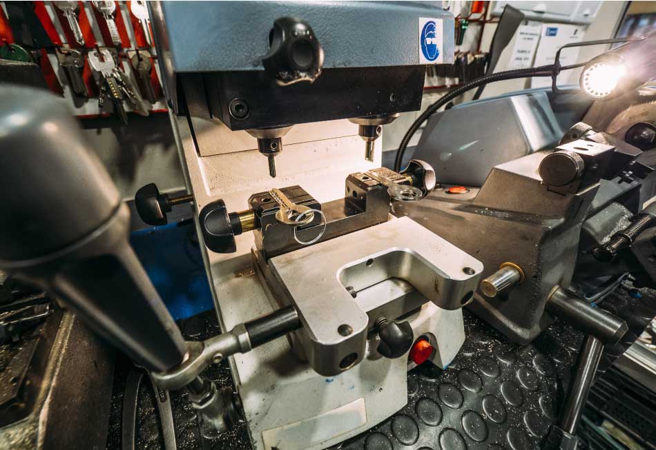 Vehicle key cutting equipment